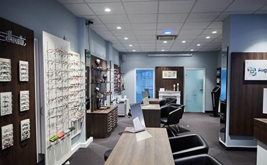 Blick ins Geschäft bei Augenoptik Glas. 