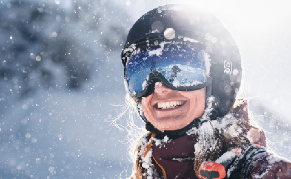 Evil Eye: Junge Frau mit Sportbrille