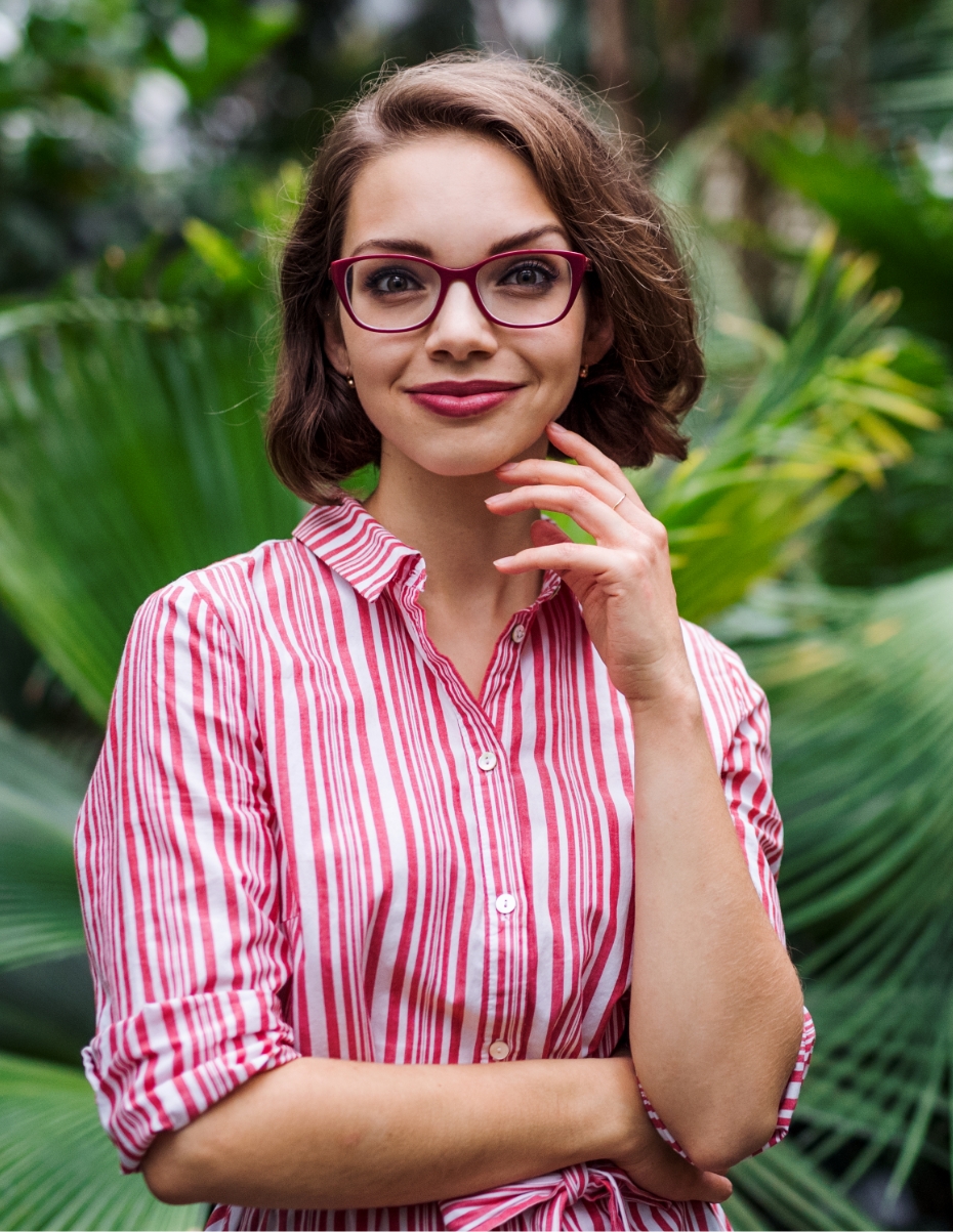 Frau trägt roten Lippenstift zu dunkler Brille.